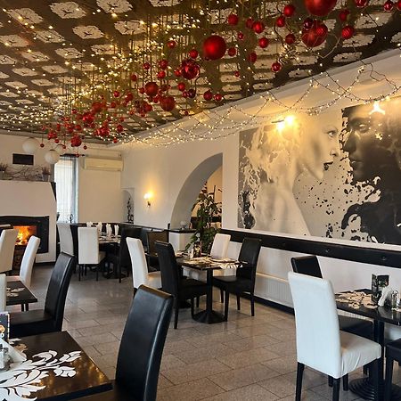 Hotel Op-Art Etterem Es Panzio Monor Zewnętrze zdjęcie