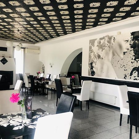 Hotel Op-Art Etterem Es Panzio Monor Zewnętrze zdjęcie