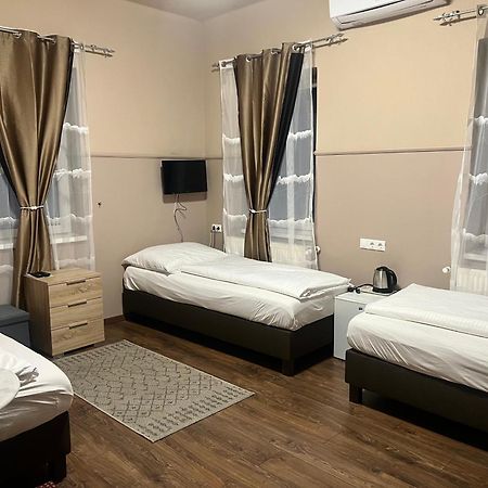 Hotel Op-Art Etterem Es Panzio Monor Zewnętrze zdjęcie