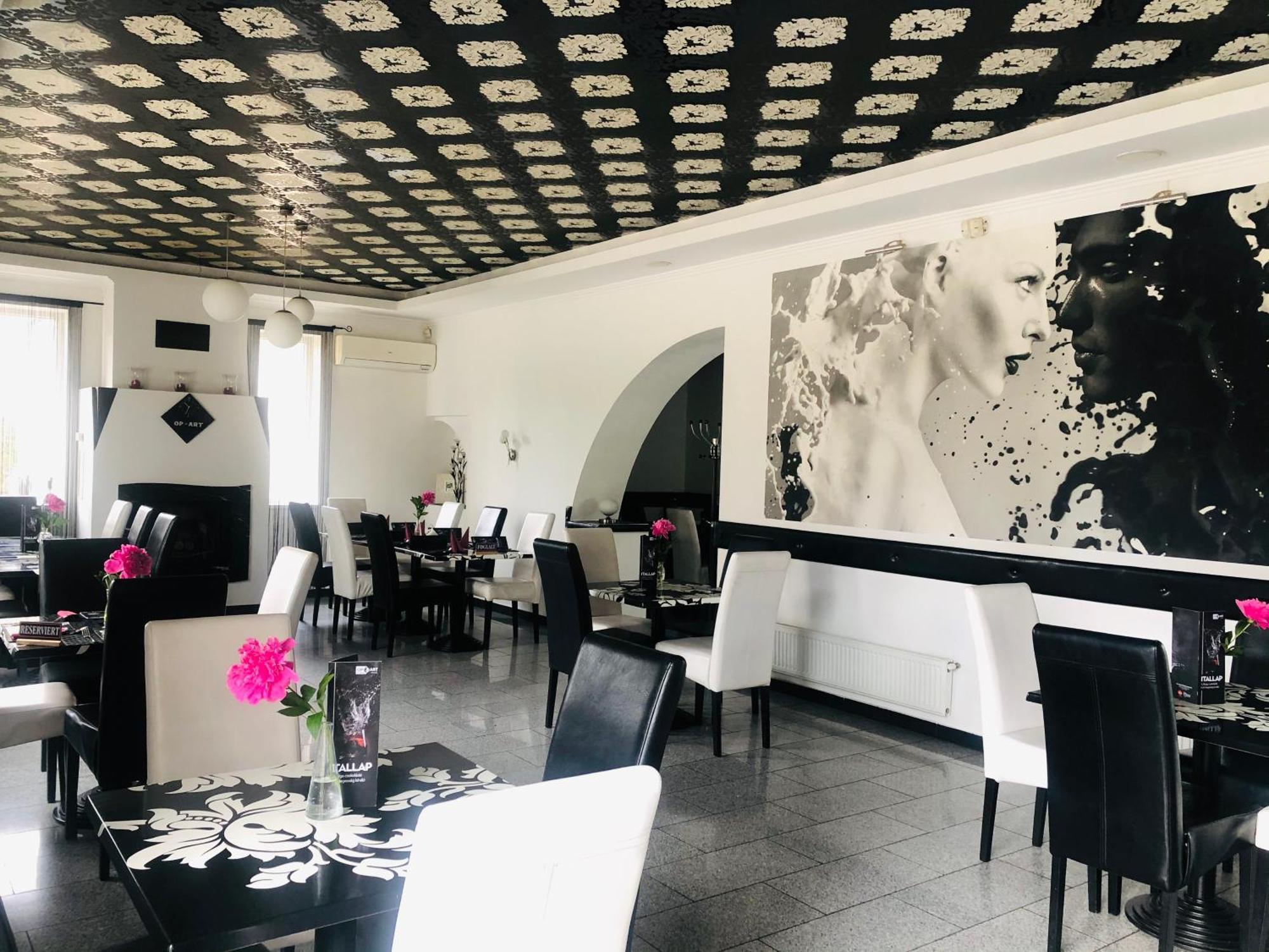 Hotel Op-Art Etterem Es Panzio Monor Zewnętrze zdjęcie