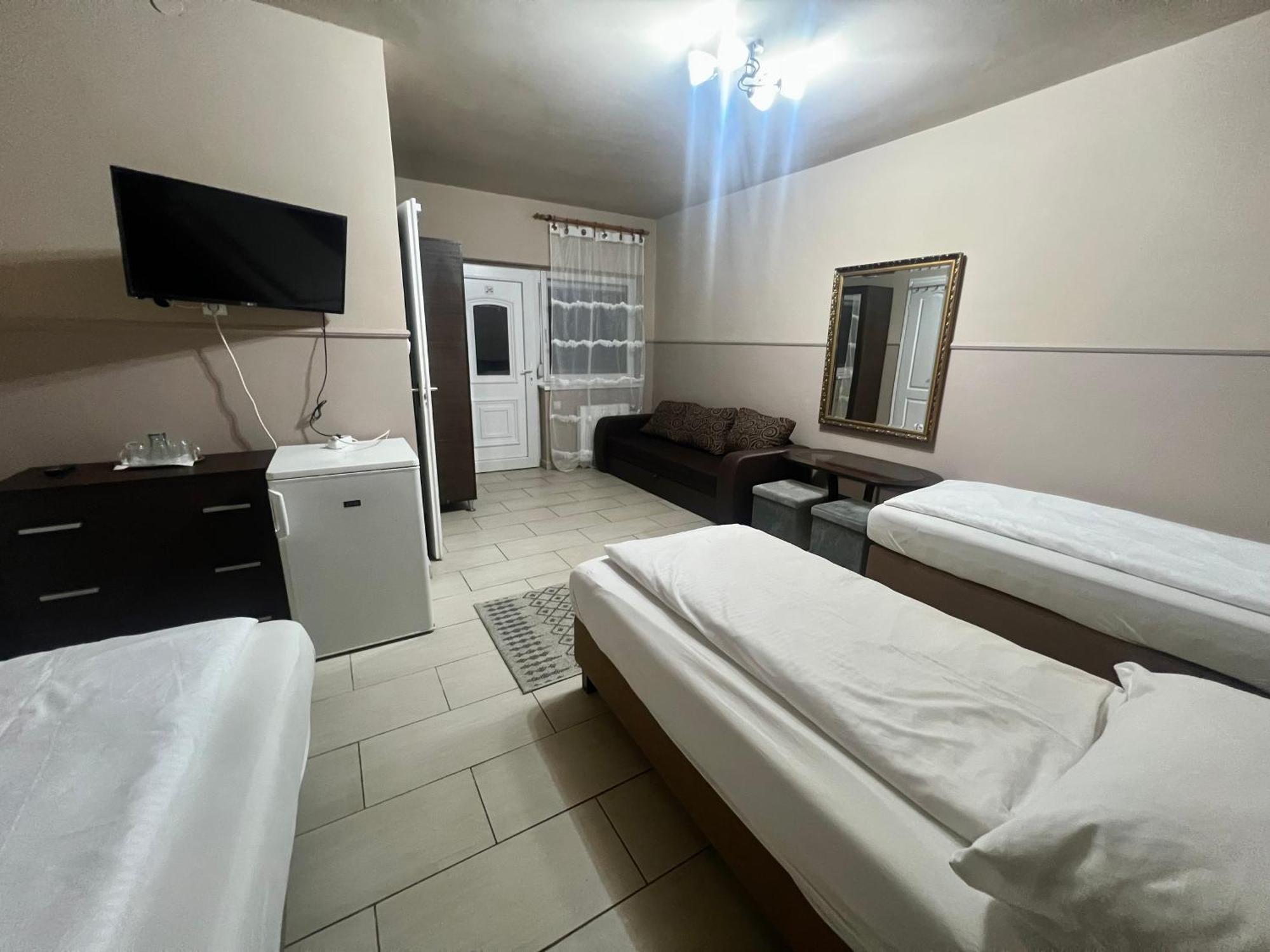 Hotel Op-Art Etterem Es Panzio Monor Zewnętrze zdjęcie