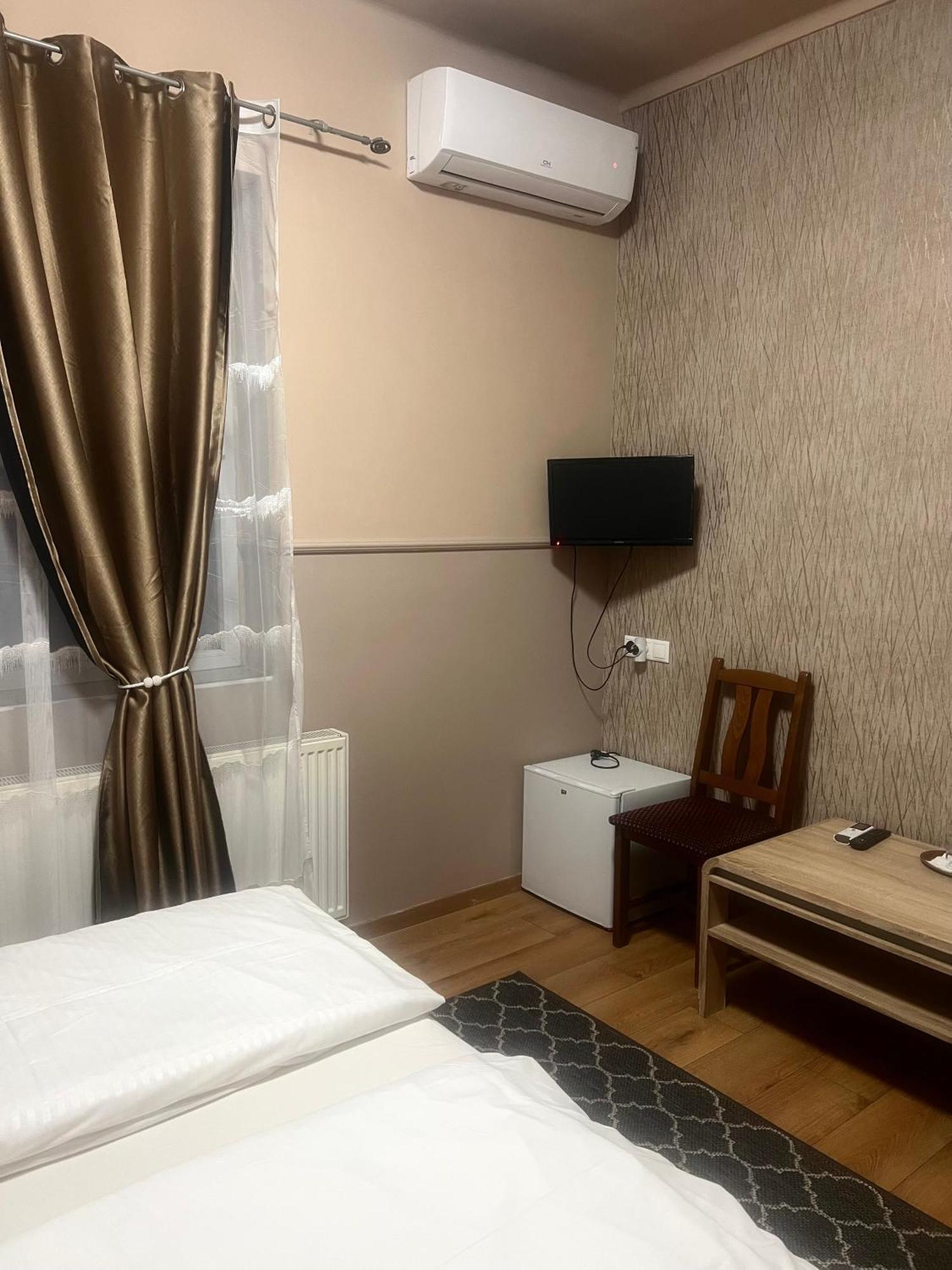 Hotel Op-Art Etterem Es Panzio Monor Zewnętrze zdjęcie