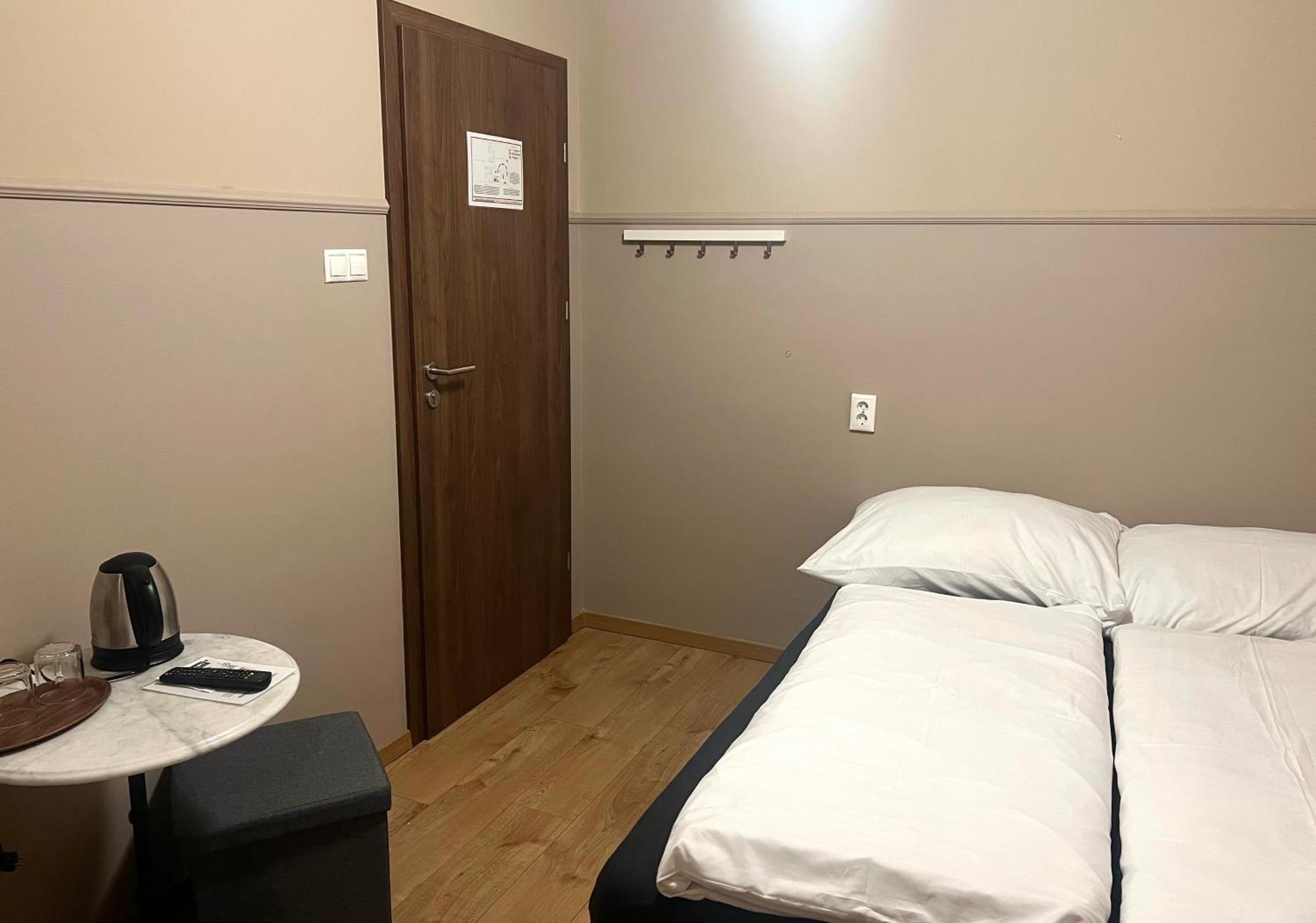 Hotel Op-Art Etterem Es Panzio Monor Zewnętrze zdjęcie
