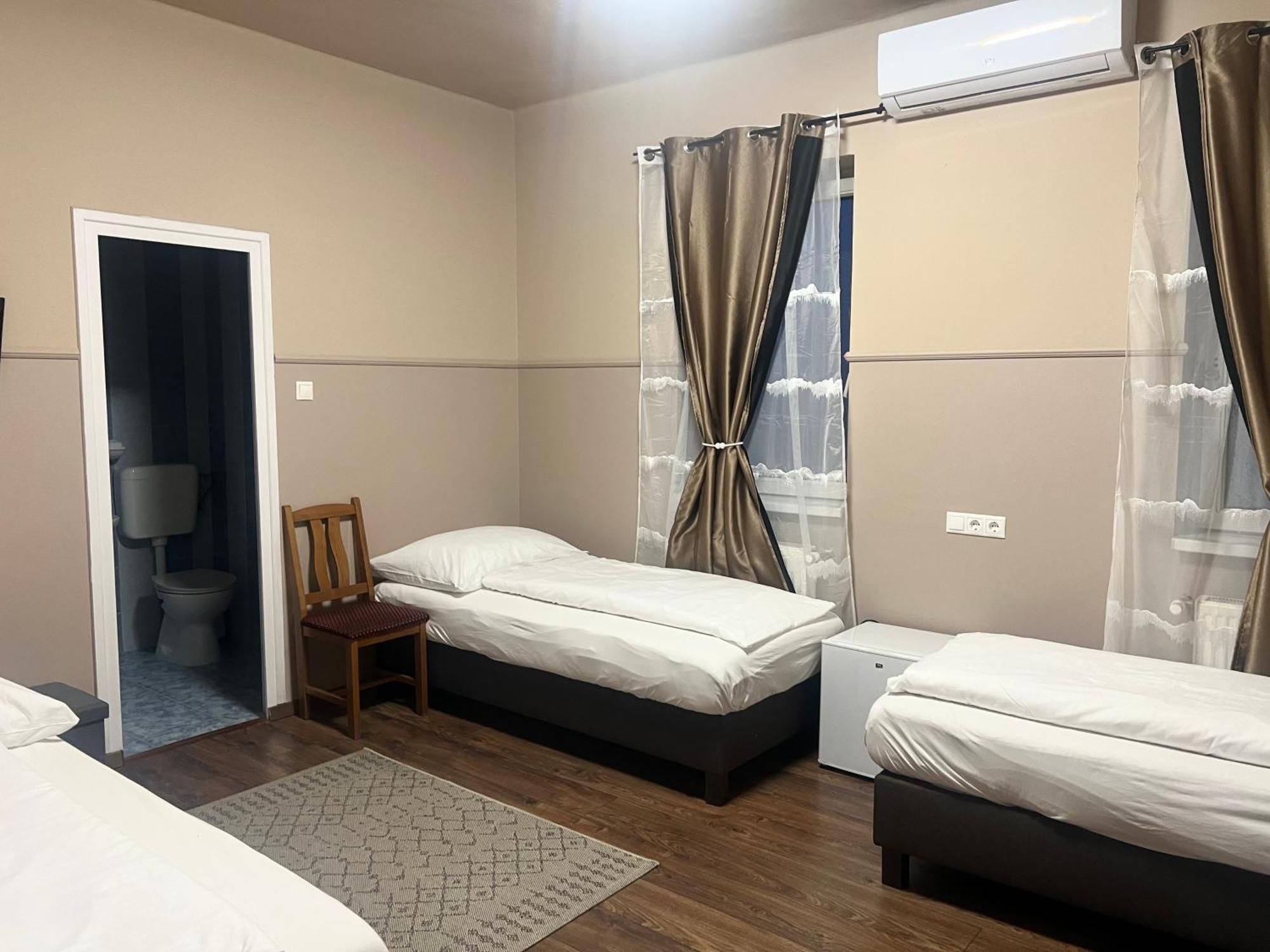 Hotel Op-Art Etterem Es Panzio Monor Zewnętrze zdjęcie