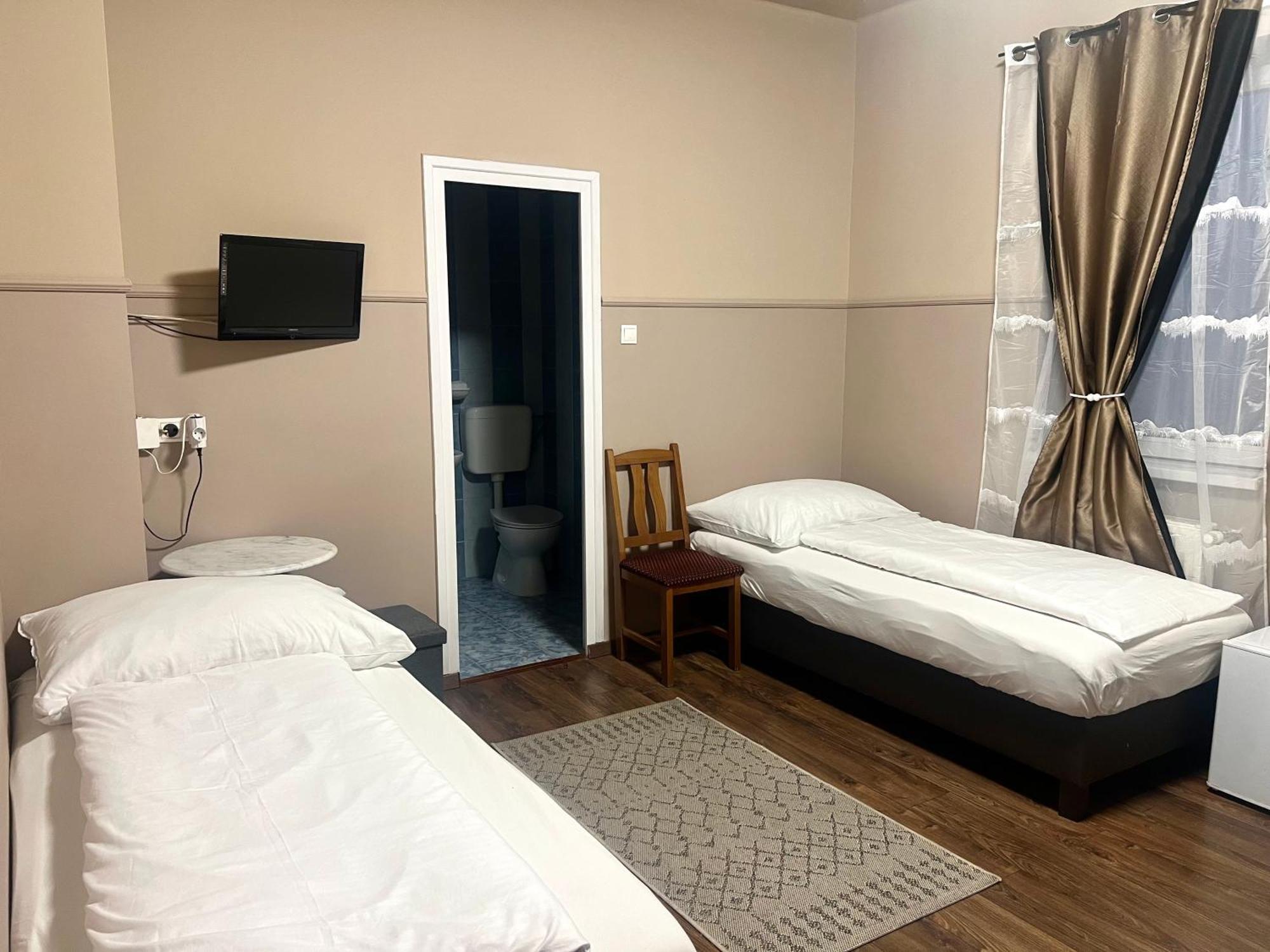 Hotel Op-Art Etterem Es Panzio Monor Zewnętrze zdjęcie