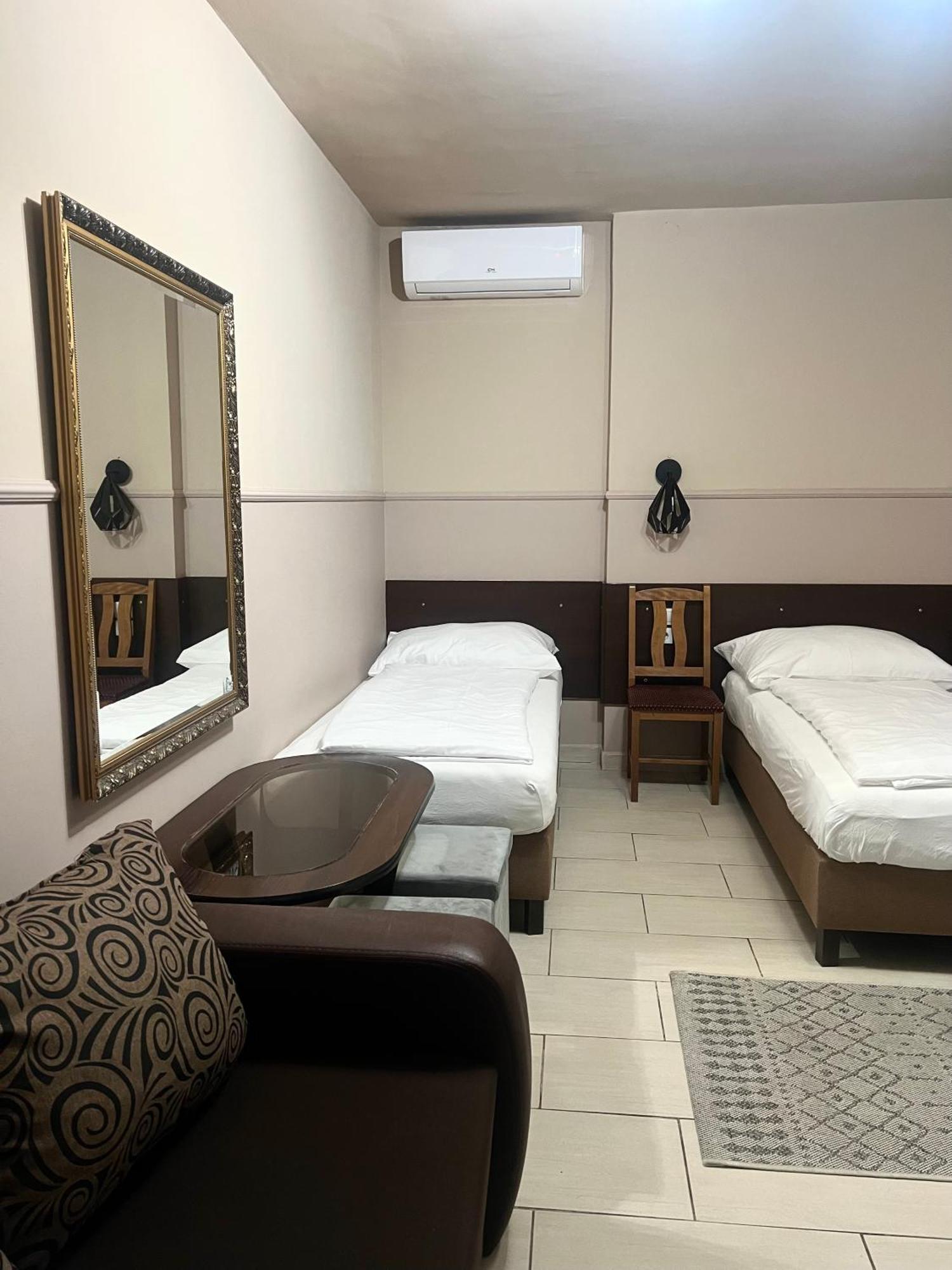 Hotel Op-Art Etterem Es Panzio Monor Zewnętrze zdjęcie