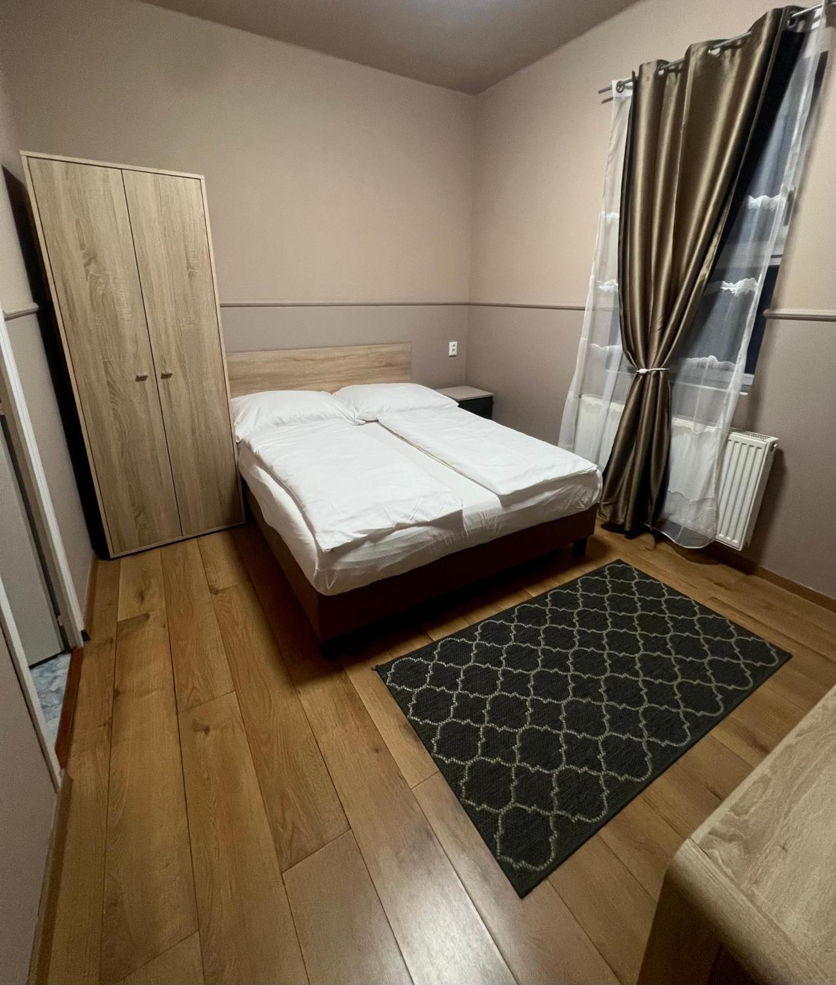 Hotel Op-Art Etterem Es Panzio Monor Zewnętrze zdjęcie