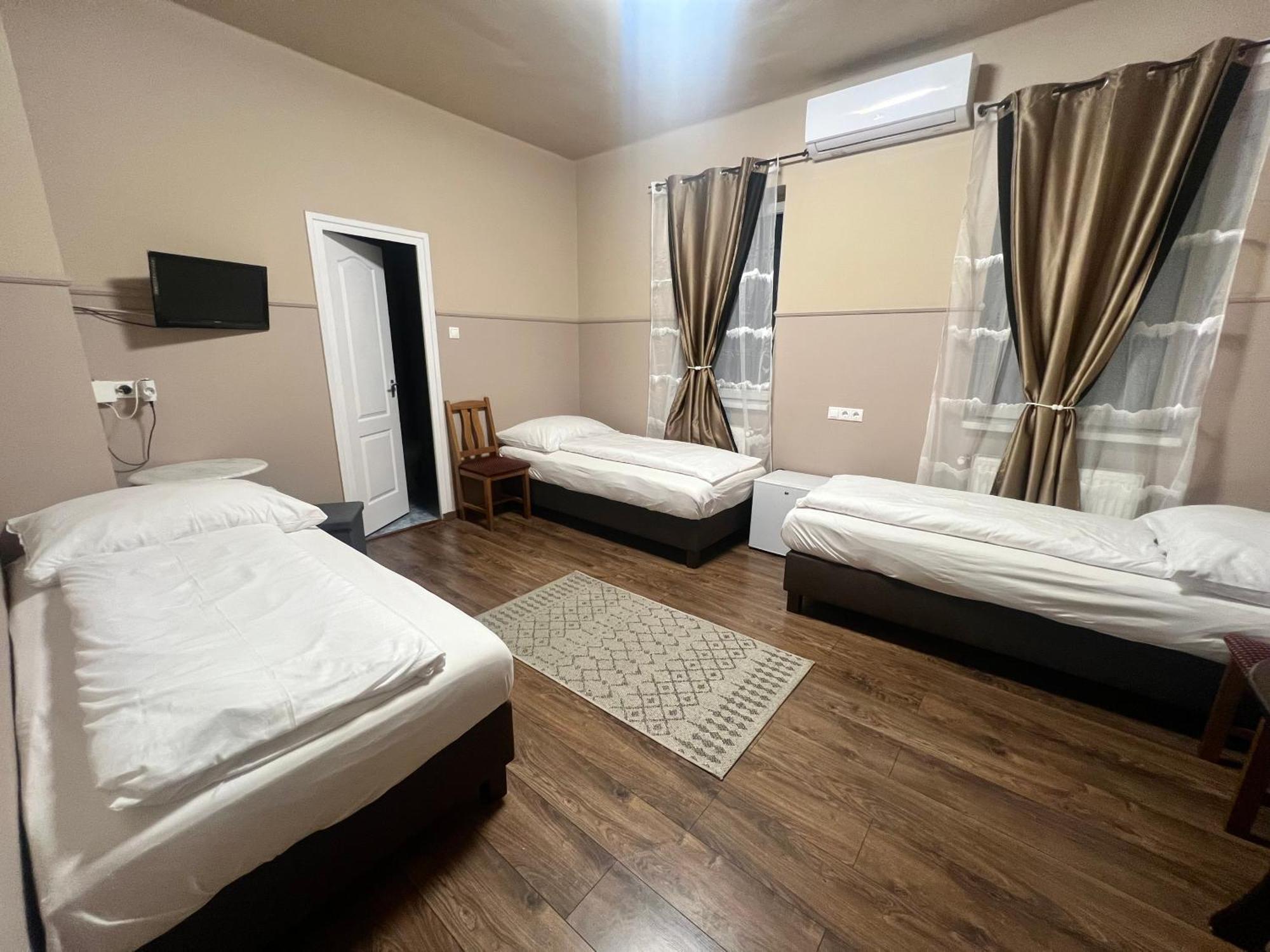 Hotel Op-Art Etterem Es Panzio Monor Zewnętrze zdjęcie