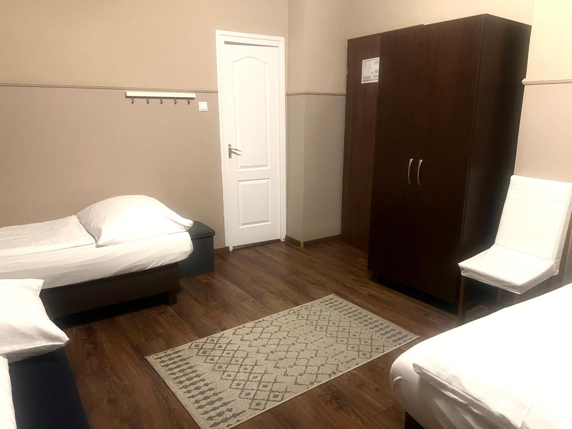 Hotel Op-Art Etterem Es Panzio Monor Zewnętrze zdjęcie