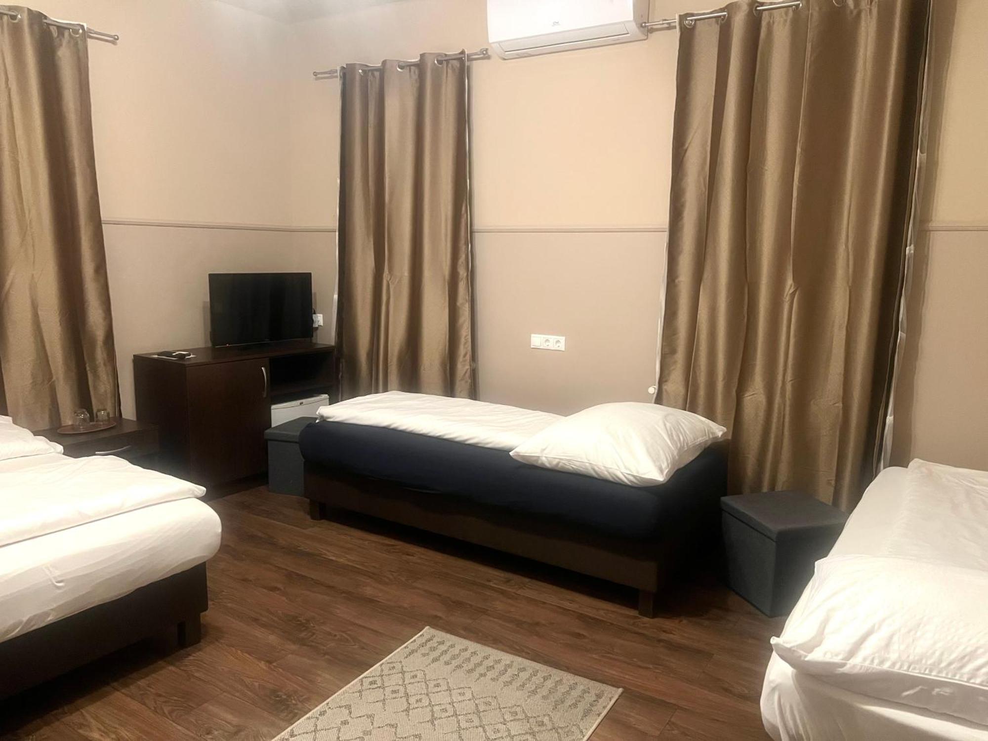Hotel Op-Art Etterem Es Panzio Monor Zewnętrze zdjęcie