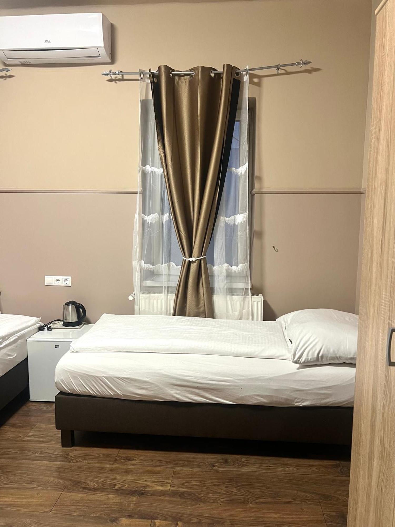 Hotel Op-Art Etterem Es Panzio Monor Zewnętrze zdjęcie