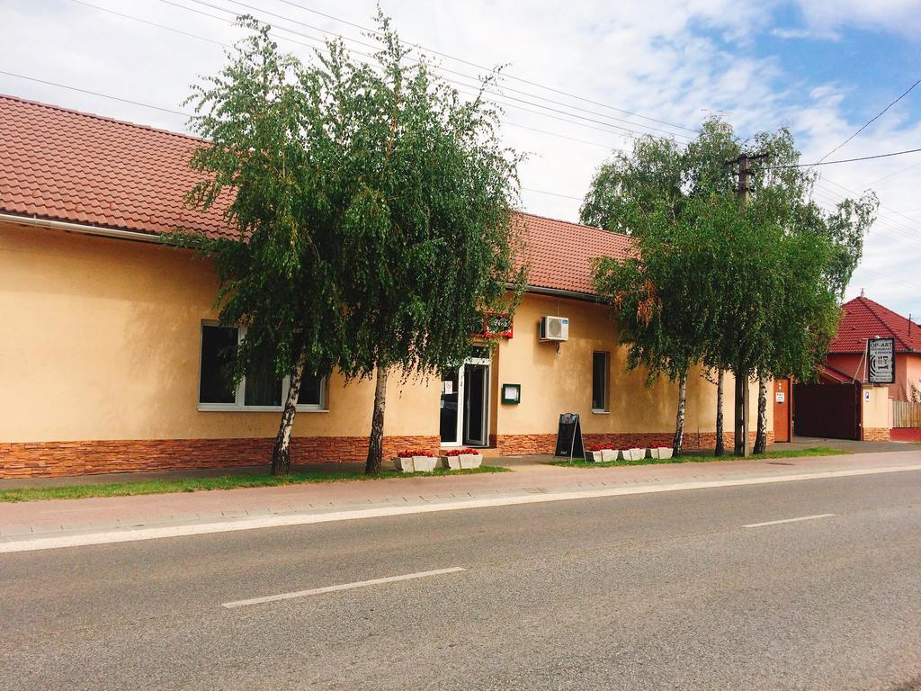 Hotel Op-Art Etterem Es Panzio Monor Zewnętrze zdjęcie