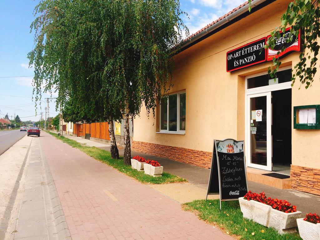 Hotel Op-Art Etterem Es Panzio Monor Zewnętrze zdjęcie